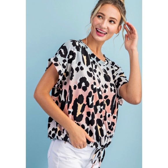 - 🛍NEW! So Chic Animal Print Top! - Picture 4 of 8